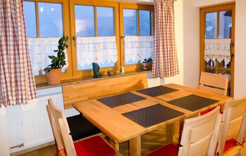 Essplatz im Wohnraum in der Ferienwohnung 4 im Gästehaus Salzgau