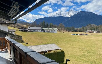 Am Balkon der Ferienwohnung 2 im Gästehaus Salzgau