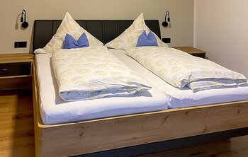 Schlafzimmer in der Ferienwohnung 2 im Gästehaus Salzgau