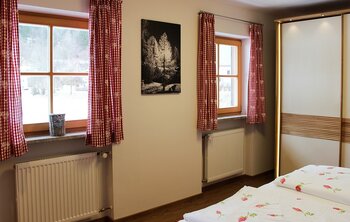 Schlafzimmer mit Dopppelbett in der Ferienwohnung 4 im Gästehaus Salzgau