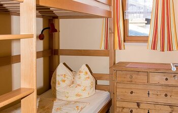 Zimmer mit Etagenbett in der Ferienwohnung 3 im Gästehaus Salzgau
