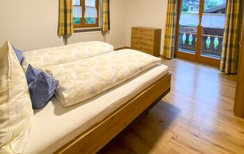 Schlafzimmer in der Ferienwohnung 2 im Gästehaus Salzgau