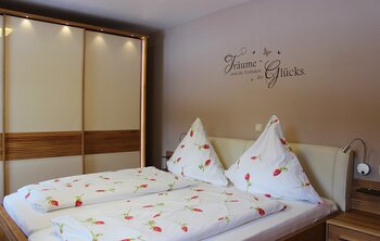 Schlafzimmer mit Dopppelbett in der Ferienwohnung 4 im Gästehaus Salzgau