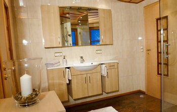 Badezimmer in der Ferienwohnung 4 im Gästehaus Salzgau