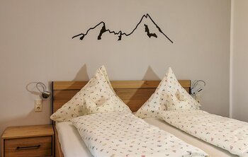 Schlafzimmer in der Ferienwohnung 3 im Gästehaus Salzgau