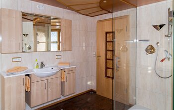 Badezimmer in der Ferienwohnung 4 im Gästehaus Salzgau