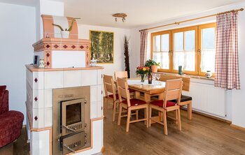 Wohnraum in der Ferienwohnung 4 im Gästehaus Salzgau