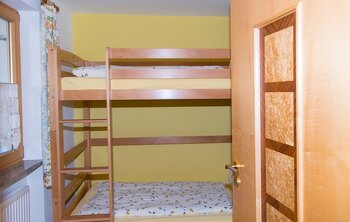 Schlafzimmer mit Etagenbett in der Ferienwohnung 4 im Gästehaus Salzgau