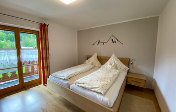Schlafzimmer in der Ferienwohnung 3 im Gästehaus Salzgau