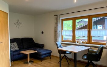 Wohnraum in der Ferienwohnung 2 im Gästehaus Salzgau