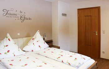 Schlafzimmer mit Dopppelbett in der Ferienwohnung 4 im Gästehaus Salzgau