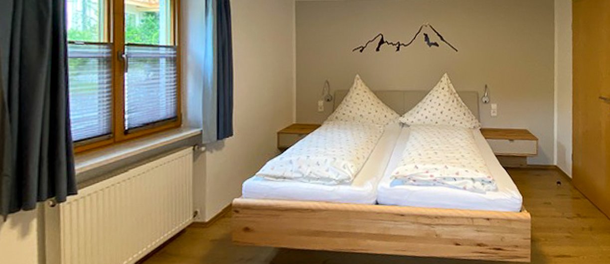Schlafzimmer der Ferienwohnung 1 im Gästehaus Salzgau