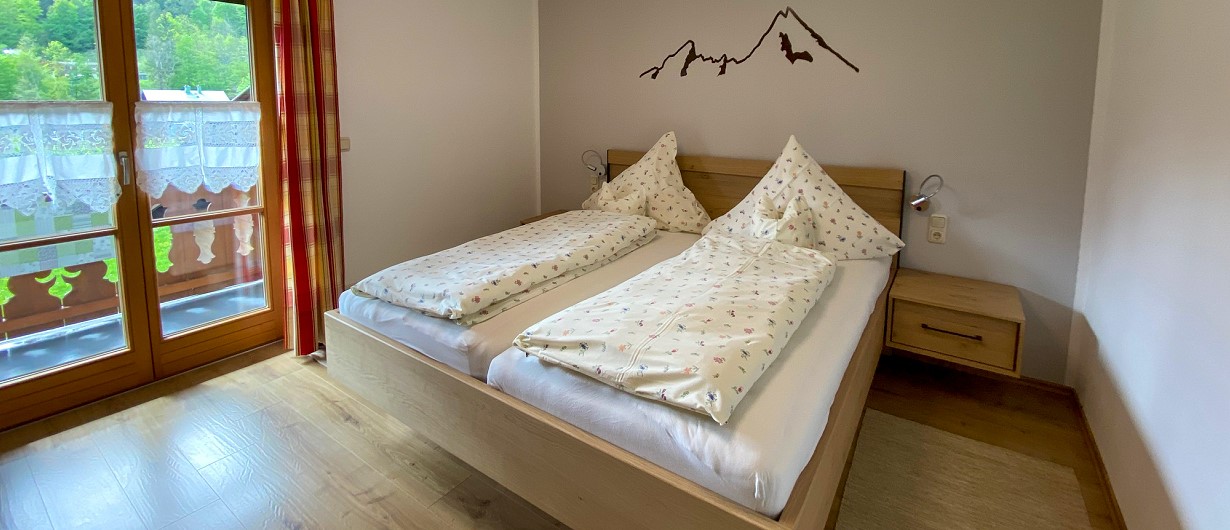 Schlafzimmer der Ferienwohnung 3 im Gästehaus Salzgau