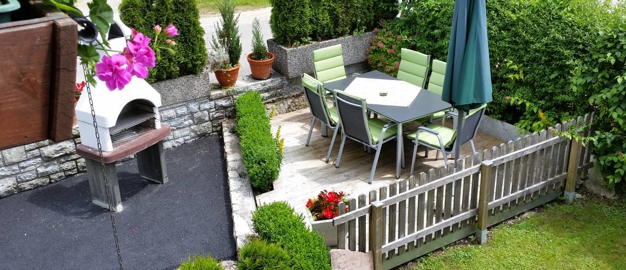 Terrasse mit Grillplatz für alle Ferienwohnungen des Gästehauses Salzgau in Schönau am Königssee